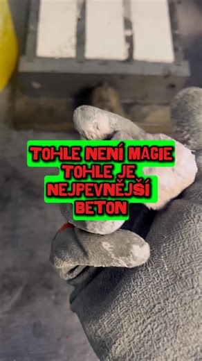 UHPC (Ultra High Performance Concrete) nevypadá jako běžný beton. Je jemný, plastický a dokáže téct tak hladce, že byste ho chvíli chtěli hníst v rukách. Vypadá to jako kouzlo, ale je to reologie – chování materiálu při pohybu. UHPC má extrémně nízký vodní součinitel (často pod 0,22) a obsahuje superplastifikátory, které zajišťují perfektní zpracovatelnost. Výsledkem je směs s velmi nízkým mezním napětím – takže se chová skoro jako kapalina, ale přitom drží tvar, dokud ji hýbete. Jakmile se zast