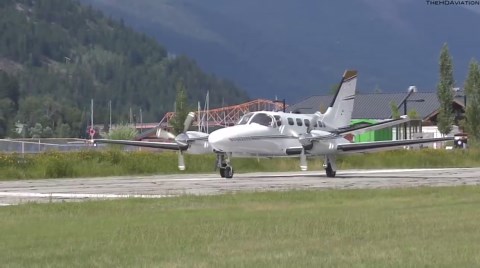 Aterrizaje extremo: una Cessna 441 rebota cinco veces y el tren delantero sufre sacudidas violentas