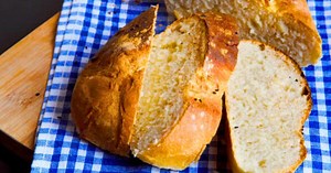 Daily Express demonstrates food storage hack for bread