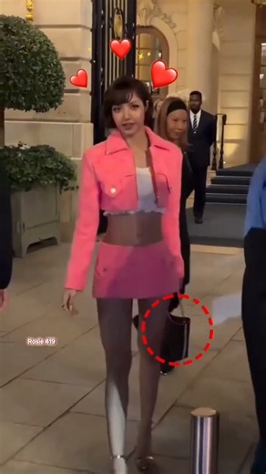 Lisa checked to make sure the bag was zipped up 😅😅 #lisa #blackpink