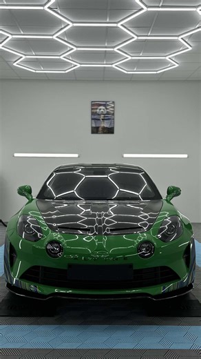 • Alpine A110 R ~ Un veritable Challenge que cette A110 R! ~ En plus d'une deco totalement personnalisée, il a fallu prendre en compte l'application d'une protection PPF complete par dessus. ~ Des heures de travall, d'essais, de stress, des detections, des doutes, pour tonalement aboutir au resultat final! Un immense merci a @seump et Detailing Zeus pour l'intervention au pied levé et dans l'urgence, un immense merci à tous les intervenants qui nous ont accompagné jusqu'au BOUT de cette aventure