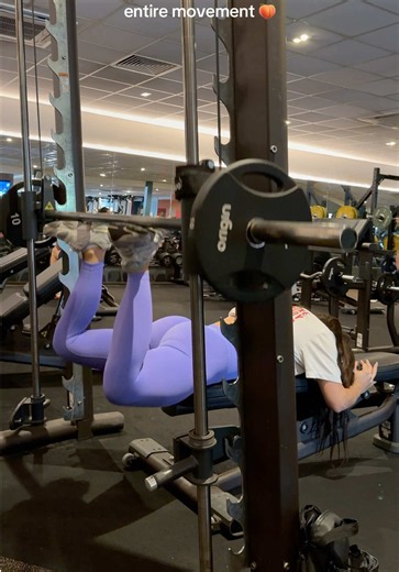 Squats and thrusts are great, but glute development also depends on exposing the muscles to different movement patterns and tension profiles.👇🏼 Smith machine reverse hypers train hip extension in a completely different way, with more focus on controlled movement and glute-driven range.💪🏼 I love adding exercises like this into my lower body sessions because they challenge the glutes differently while also improving control and stability through the movement.🔥 The small changes in exercise se