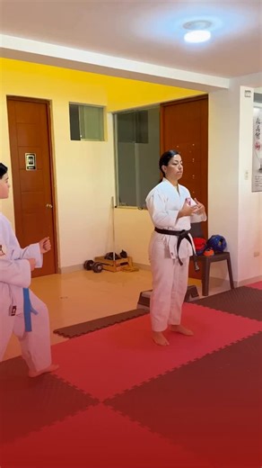 🌟 Taikyoku Shodan — el inicio del camino 🌟 En Shin Dojo, cada movimiento tiene un propósito. Hoy te presentamos el kata Taikyoku Shodan, el primero que muchos karatecas aprenden, pero también uno de los más importantes. 🇯🇵 “Taikyoku” significa gran comienzo o visión total, y representa los fundamentos del karate: concentración, equilibrio y espíritu. Cada golpe y defensa en este kata nos enseña a enfrentar los desafíos con calma y determinación. Porque el camino del karate no empieza con la 