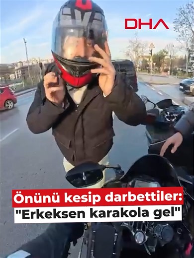 🟥 Önünü kesip darbettiler: “Erkeksen karakola gel” ➥ Kağıthane’de motosikletiyle trafikte ilerleyen motosikletlinin önü, diğer motosikletli 2 kişi tarafından kesildi. Motosikletten inip saldırdıktan sonra sürücüyü tekme ve yumruklarla darp ettiler. Saldırı anı kask kamerasına yansıdı.