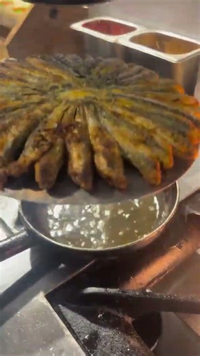 technique for flipping oily fried fish#shorts