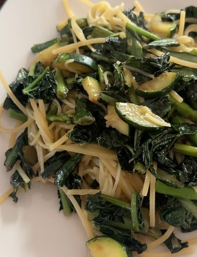 This quick veggie pasta is packed with fiber, healthy fats, and a...