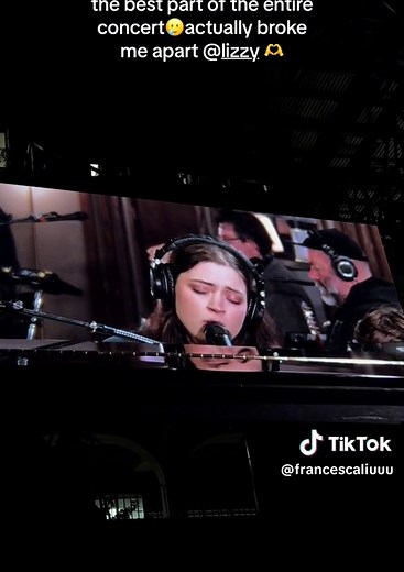 Emotional Live Performance Highlights | Lizzy McAlpine Concert Experience