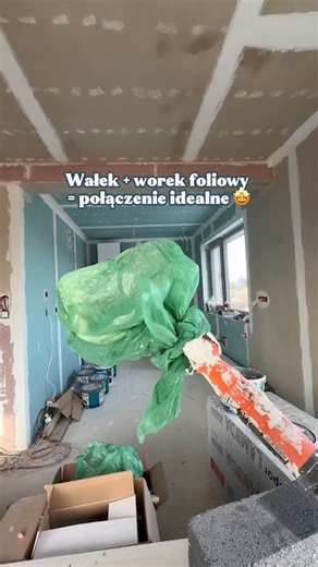 Budujemy sobie 🏡 | Sylwia & Paweł on Instagram: "Nie do wody, do worka foliowego! ☺️ Tak zabezpieczony wałek ostatnio przetrwał u nas dwa tygodnie bez zastygnięcia… a myślę, że dałby radę nawet dłużej 😄 A Wy? Macie swoje sprawdzone patenty? 💙 Pozdrawiamy, 👷‍♀️ Sylwia & Paweł 👷‍♂️ ........................................................... #budujemysobie #budowadomu #budowa #gładzie #dziennikbudowy • gładź • gładzenie ścian • masy szpachlowe • łączenia płyt • wykończenie wnętrz • szpachla • 