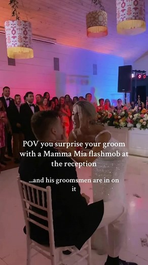 Stunning Mamma Mia Flashmob Surprise at Wedding