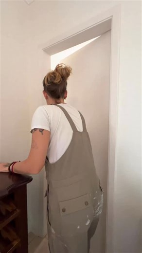 Thaís Bittencourt | Decoração Pé no Chão on Instagram: "Ele veio: o tutorial de como fazer o papel de parede mais personalizado, barato e cheinho de afeto do mundo!♥️👣 eu, particularmente, nunca tinha visto isso ser feito antes e pensei até que nã daria certo, tamanha simplicidade rsrsrs #decoracaopenochao #diy #quartodebebe"