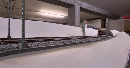 Moduswagen mal mit Steuerwagen voraus. Geschoben von 111 193-9. Viel Spaß beim zuschauen. #MonaLina #modellrailwayh0 #Modelleisenbahn_H0 #modellbahnh0 #br111 #epoche6 #Nahverkehr #dbregio #Modelleisenbahnen #modellbahn #verkehrsrot | Modell-Eisenbahn-Freunde Kinzigtal e.V.