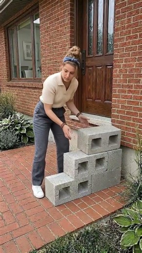 #DIY Cinder Blocks + Wooden Planks = Stunning Entry Steps #creativediy
