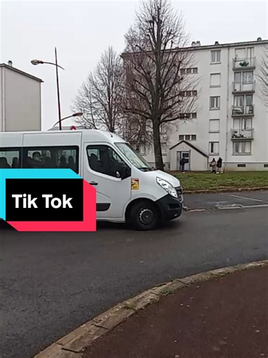 # démolition quartier Roosevelt un quartier j'ai grandi il y a plus de 30 ans où je dormais dans les caves il y a un autre HLM je n'ai plus tard avec mes enfants que j'étais en ménage et d'ici ce weekend je pense peut-être que tout sera tombé