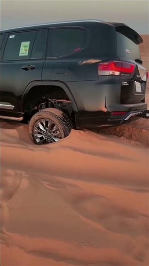 The suspension capability of the Toyota Land Cruiser is astonishing. #toyota#viral#shorts #offroad