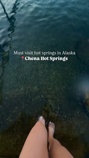 Did you know that there is a hot springs you can visit even when the temperature are below zero? 📍Chena Hot Springs is located 1.5 hours outside Fairbanks, Alaska it’s best known for three things that people travel from all over the world to experience: ✅ The natural hot springs - The geothermal rock lake with a sandy bottom is the star of the show! It stays warm year round and is especially popular in winter because you can soak in steaming water while the air around you is below zero. ✅ The A
