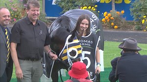 19K views · 164 reactions | 今年並無轉播西澳打吡，改為播級數更高的南澳洲打吡（草地2500米），雖對比墨爾本、悉尼打吡尚有一段距離，普遍被視為失落的安慰獎，今屆由馬女「群芳」喺凌道暉胯下爆出18倍冷門，亞軍為艾寧大熱門「塑像逸態」，苗傑美「傳聲遞響」跑第三。 影片來源：HKJC | 超班馬簿 HK Racing Post | Facebook