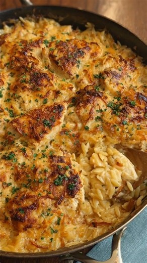 🧅🧀🍗 French Onion Chicken Orzo Casserole Savory caramelized onion flavor, tender chicken, and creamy orzo baked into one cozy, comforting dish 🤤 #FrenchOnion #ChickenCasserole #ComfortFood | Sophia’s Easy Recipes