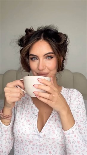 20 min 90s Airwrap Tutorial 🤍HOW TO make them last⬇️ Section hair Wrap your hair around and make sure the barrel is facing the correct position where the hair stays in place when you move your hand *if your hair isn’t completely dry this works even better* Pin the hair in place whilst the curls cool down For the shorter front bits I switch the barrel to the larger one and do the same thing making sure they face away from face Wait / do your make up / the longer you leave the better Pull the cur