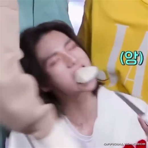 hyunjin's soft ‘mmm’ habit while eating is just so undeniably cute