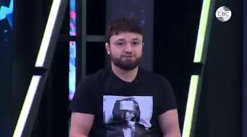 【ケラモフ、鈴木千裕戦で学んだ教訓を語る】インタビュアー🗣️「もっと弱い対戦相手と戦いたいと思うことはありませんか？楽に勝ってやると思うようなことは？」ケラモフ🗣️「正直なところ、そういった「弱い」相手との試合は、これまで一度も上手くいった事がないんです。例えば、鈴木選手の時なんかは、彼の事を自分よりも弱いと思っていました。その結果、彼に負けてしまったんです。逆に、相手が自分より強いと思えば、自己防衛本能が働きます。だからこそ、より慎重に戦い、必要なところで力を発揮できる。リラックスした状態では戦えません。私には『負けるかもしれない』という恐怖が必要なんです。その恐怖があって初めて、良い戦いができて勝つことができる。これまでの勝利はすべてそうやって掴んできました。」インタビュアー🗣️「鈴木選手の名前が出ましたが、あなたは攻め込んでいる最中に敗れましたよね。」ケラモフ🗣️「ええ、攻めている時でした。彼のことを、私に致命傷を与えて負けさせるような相手だとは見ていなかったんです。だからこそ、今では常にこう考えています。もし自分の前に相手が立つなら、彼が自分より弱かろうが強かろうが、私