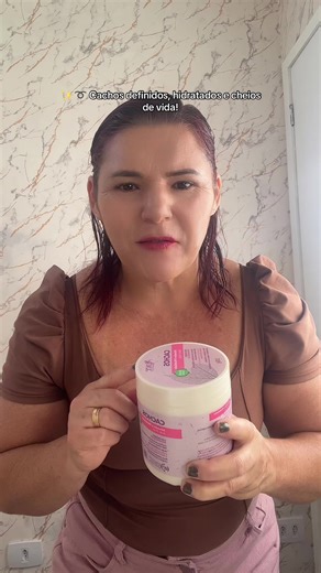 O creme ativador e modelador de cachos é perfeito para realçar a beleza natural dos fios, proporcionando definição, brilho e controle do frizz. Com textura leve e ação hidratante, ele deixa seus cachos soltos, macios e incríveis o dia todo! 💖 💬 Garanta já o seu e valorize ainda mais seus cachos! #CabelosCacheados #AtivadorDeCachos #CachosPerfeitos #HairCare #belezanatural