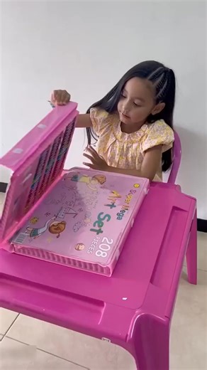 🎨✨ Kleine Künstler ganz groß – Entfalte die Fantasie deines Kindes! 👧🧒💫 Mit dem Deluxe 6-in-1 Kreativ-Kunstset wird jeder Tag zu einem Abenteuer voller Farben, Spaß und Kreativität! 🌈🖌️ 🌟 Warum Eltern & Kinder es lieben: ✅ Alles-in-einem-Set – inklusive 12 lebendiger Farben & vielseitiger Malwerkzeuge ✅ Fördert Fantasie & Feinmotorik – spielerisches Lernen mit Freude 🎨 ✅ Sicher & ungiftig – perfekt für kleine Hände ✅ Ordentlich & tragbar – ideal für Zuhause, Schule oder Reisen Ob malen, 