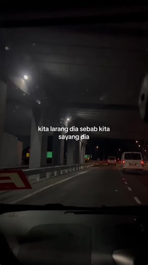 Night Highway Drive: Capturing Vehicles in Motion