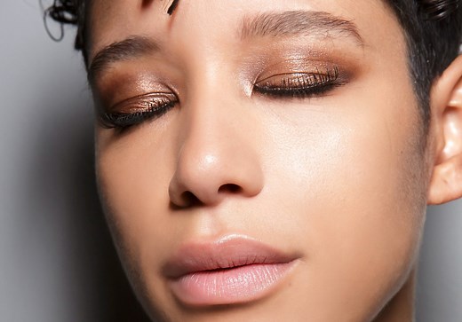 Comment poser des faux cils magnétiques ? - Elle