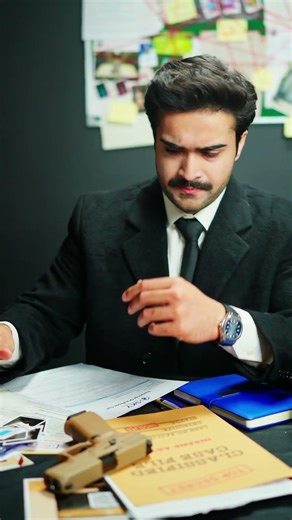 Detective mystery game with unique evidences