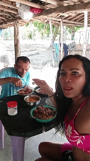 almoçando agora