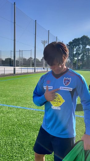 自主練で残ってた1年生にグータッチしてみた👊🏻#城西国際大学サッカー部 #大学サッカー #サッカー部の日常 #サカマネ #アクリル板越しのグータッチ