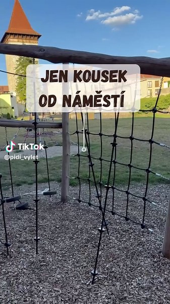 🛝 Niels park – dětské hřiště ve Znojmě 🌳 Hledáte hřiště ve Znojmě, kde se děti vyřádí a vy to budete mít blízko z centra? 💛 Niels park je přesně to místo! Najdete tu 👉 🛝 skluzavku 🏐 trampolínu ⛱️ pískoviště 🪢 lanové centrum i velkou lanovou pyramidu 💺 houpačky My tu oceňujeme hlavně rozmanitost herních prvků – zabaví se tu malí i větší děti 🤩 Jediný mínus je, že přes den tu není moc stínu ☀️ 📍 Niels park, Kollárova 385/6, Znojmo 🕘 volně přístupné Za mě fajn tip, pokud jste ve Znojmě a