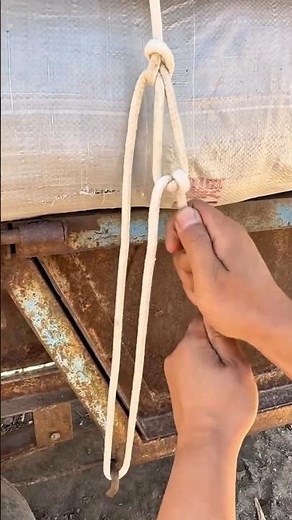 Self-locking cartwheel knot