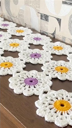 New floral table runner pattern, super easy and quick to make.
