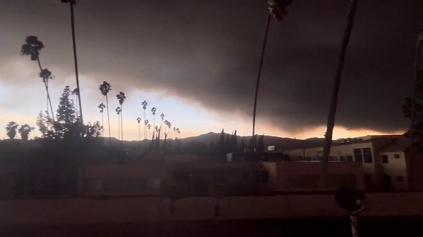 Apocalyptic scenes in Hollywood as fires fill the air with smoke