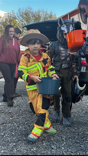 🎃 Sweet treats and spooky smiles! 👻 Our schools got into the festive spirit with Trunk or Treat fun — creative costumes, candy galore, and plenty of community cheer. 🍬🧡 MORE PHOTOS: https://flic.kr/s/aHBqjCyX2m #BCSEmpower #SpookySeason | Berkeley County Schools