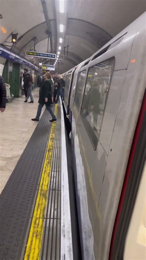 vctoria line to piccadilly line underground London 🇬🇧 #trending #trains #viralvideos #subscribe