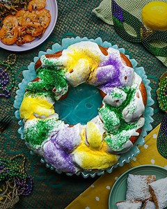 566K views · 716 reactions | King cake is typically enjoyed during Carnival, beginning with the Epiphany on January 6th and continuing until Fat Tuesday. A small plastic baby is often hidden inside the cake, and the person who receives the slice with the baby is responsible for bringing next year’s cake. Once you serve it, make sure to alert your guests to the choking hazard! See and shop the recipe: https://tasty.co/recipe/king-cake | Tasty | Facebook