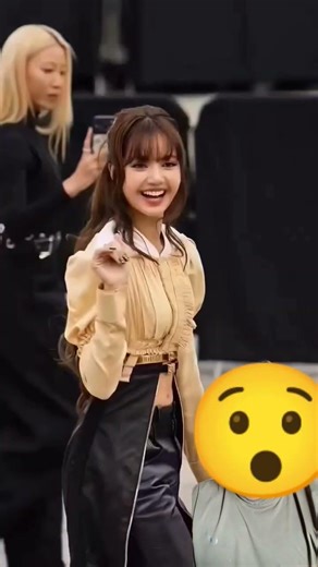 😱🤯 Lisa ka Corset Top aur High-Waist Pants ka price sunke fans reh gaye shocked! 🤑#starlookprice#sho