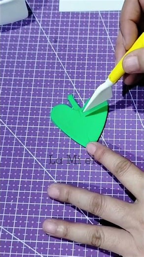 Easy Fondant Palm Leaf Topper Tutorial #cakeart #cake #fondanttoppers #caketopper #cakedecorating