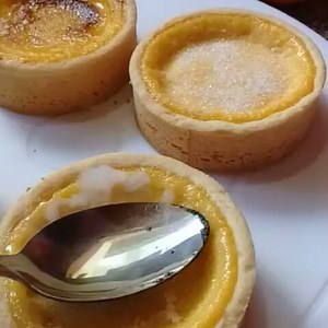 Cuando no tenes "soplete" y hay que "brulear" una tarta ❤ . . Tarta creme brulée Naranja ❤ . . PD: la cuchara queda para es descarte! #pasteleria #pastrylove #cremebrulee #pastrylife #selvaRodriguezPastelera | SelvaPastelera