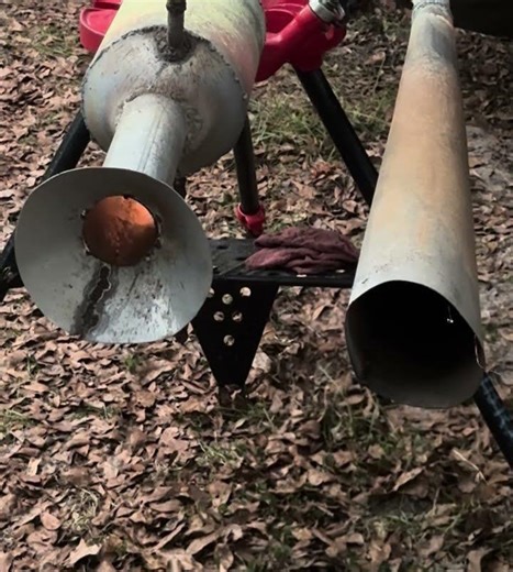 Mini valveless pulse jet engine idling.