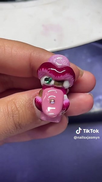 Finalización de escultura: Arte en uñas