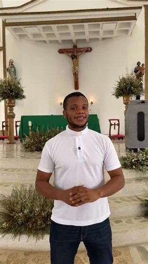 Catequizate | ama tu Iglesia 💒 on Instagram: "¿Alguna vez te preguntaste por qué hacemos la señal de la cruz de izquierda a derecha? No es un movimiento al azar… es una declaración espiritual profunda. 👉 La izquierda representa el lugar de la debilidad y del pecado. 👉 La derecha, la bendición, la gloria y la salvación. 👉 Con ese movimiento declaramos: “Señor, sácame de la oscuridad y llévame a tu luz.” En este video te explico: ✔️ La raíz bíblica del gesto ✔️ La tradición de la Iglesia ✔️ Lo