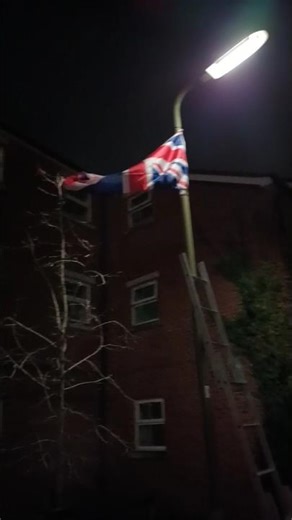 ‎@Laughtertolife #patriots. Flag Maintenance Has to be done #england #flagging