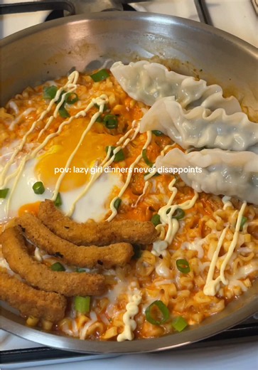 So creamy and delicious 🤤🔥 #buldakramen #girldinner #lazyrecipes #spicyfood #foodie