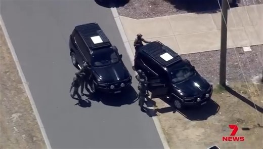 Streets have been shut down and residents ordered to stay inside as heavily armed police hunted a suspected gunman south of Perth. The fugitive spent hours evading officers, before he was arrested on a roof #7NEWS | 7NEWS Perth