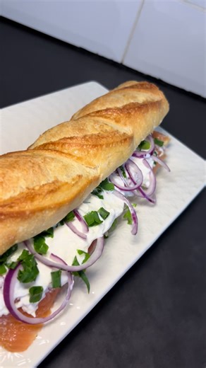✨ Recette rapide & ULTRA gourmande ✨ Le sandwich saumon & stracciatella 🥖🐟 Un combo frais, crémeux et hyper savoureux… parfait pour un repas express qui fait son effet 😍 🛒 Ingrédients : • 1 bonne baguette 🥖 • Saumon (carpaccio) 🐟 • Roquette 🌿 • Tomates 🍅 • Oignon rouge 🧅 • 1/2 avocat 🥑 • Stracciatella 🤍 • Mayonnaise maison 🥄 👩‍🍳 Préparation : 1. Tartine ta baguette avec une bonne cuillère de mayo 😋 2. Ajoute la roquette 🌿 3. Dispose les tranches de tomate 🍅 4. Ajoute le demi avo