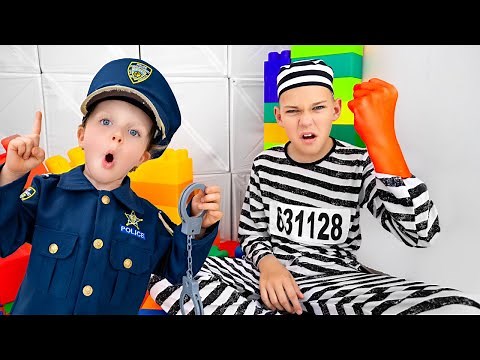 Enfants jouent à la police avec cinq enfants