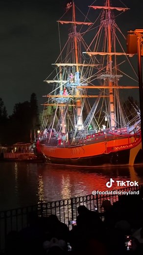 Peter Pan returns to Fantasmic! #fantasmic #peterpan #disneyland